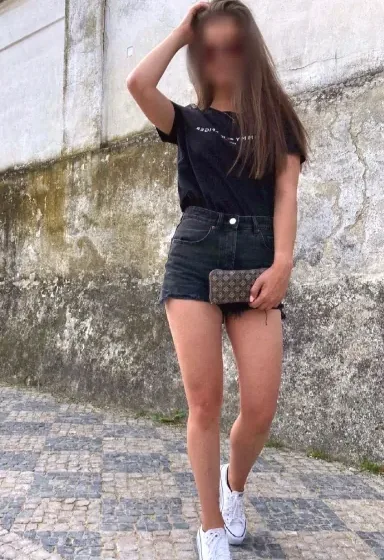 Amira, 33