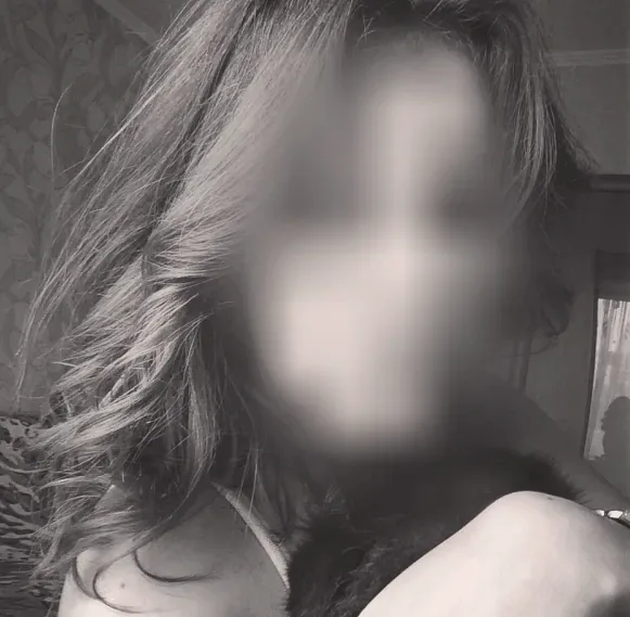 Büsra, 28