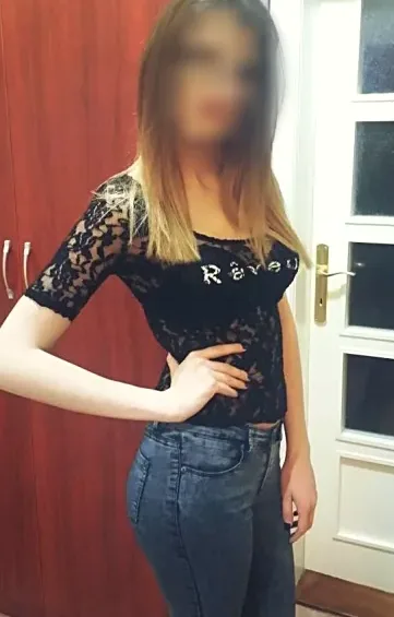 Büsra, 32