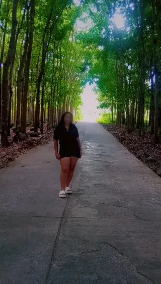 Laura, 23