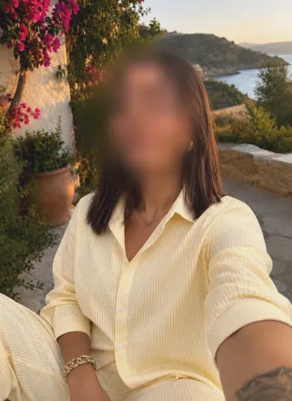 Manuela, 23
